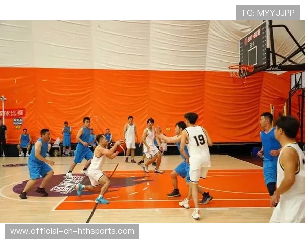 篮球后卫抢断后快攻一条龙：瞬间点燃赛场的激情与智慧